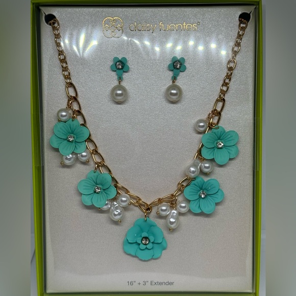Daisy Fuentes Chunky Flower Crystal Link Necklace and Earring Gift Box Set - Picture 2 of 2